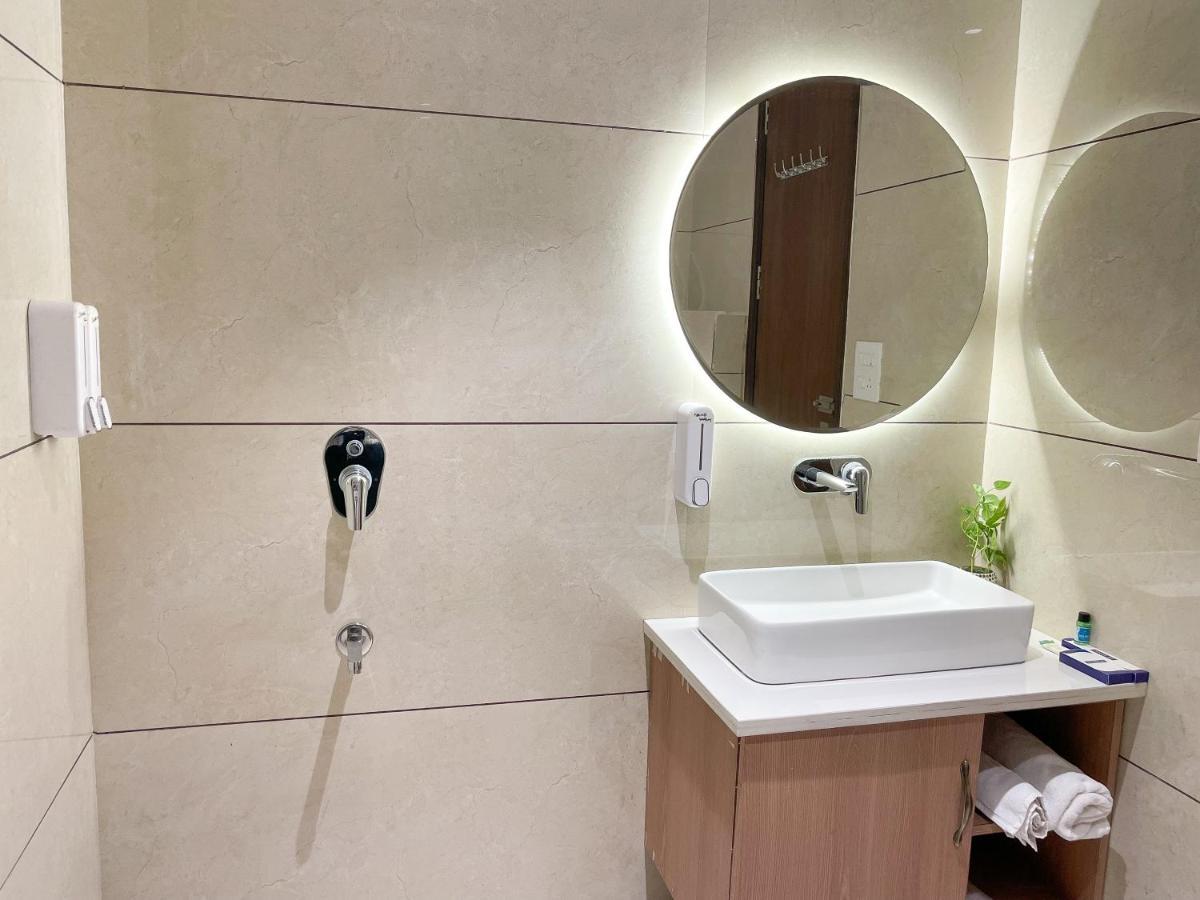 Hotel Crown Savoy, Near Railway Station & Guru Nanak Dev University Amritsar Exterior foto