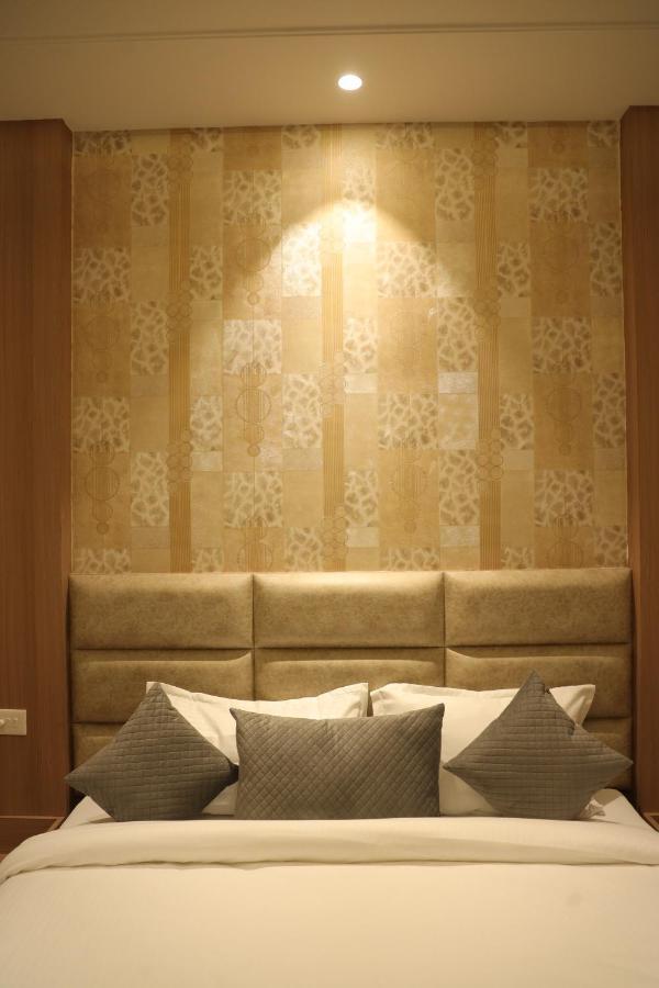 Hotel Crown Savoy, Near Railway Station & Guru Nanak Dev University Amritsar Exterior foto